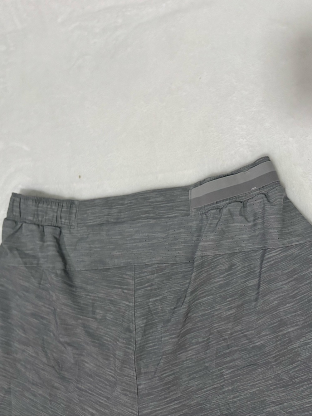 LULULEMON ATHLETICA Men's Performance Grey Athletic Shorts - Picture 5 of 12